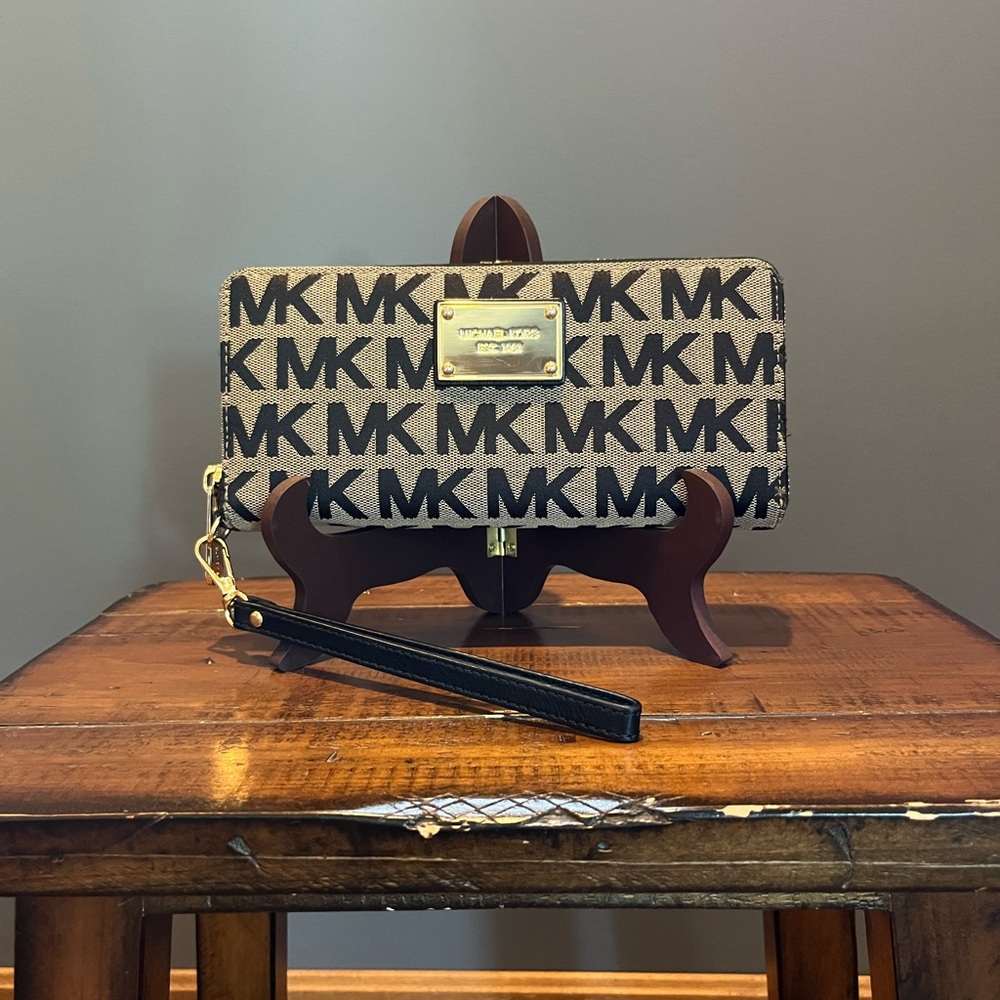 Michael Kors Jet Set Travel Continental Wallet (